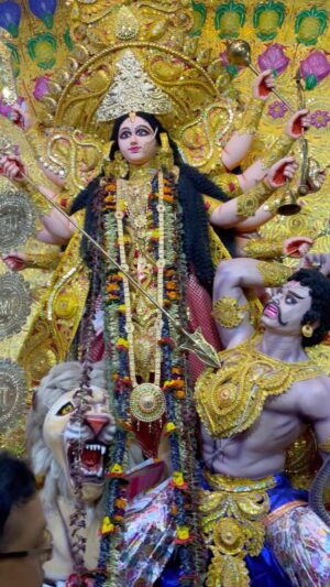 Padmini Kolhapure Instagram - Happy Dussehra Happy Vijaya Dashami #shubhobijoya 
So much love and fanfare in #westbengal durgapuja #pujo 
Highly creative pandals 👏👏👏