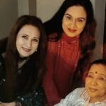 Padmini Kolhapure Instagram - Asha Bhosle #magic 👏Brilliant !!! Brilliant Brilliant!!! No words to the express @asha.bhosle phenomena ! @90 she has created history ⭐️ she performed to a packed house @cocacolaarena #dubai Happy birthday once again and thank you Asha Atya for the songs you gave me and love and respect to you from me and allll you fans and admirers ❤️❤️❤️ Thank youuuu @zarakhan for this video 💕 Cover picture @poonam_dhillon_ @asha.bhosle