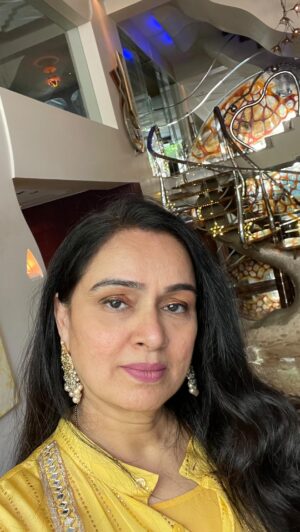 Padmini Kolhapure Instagram - Eid Mubarak to all my lovely followers 🥰
#eidmubarak 🌙