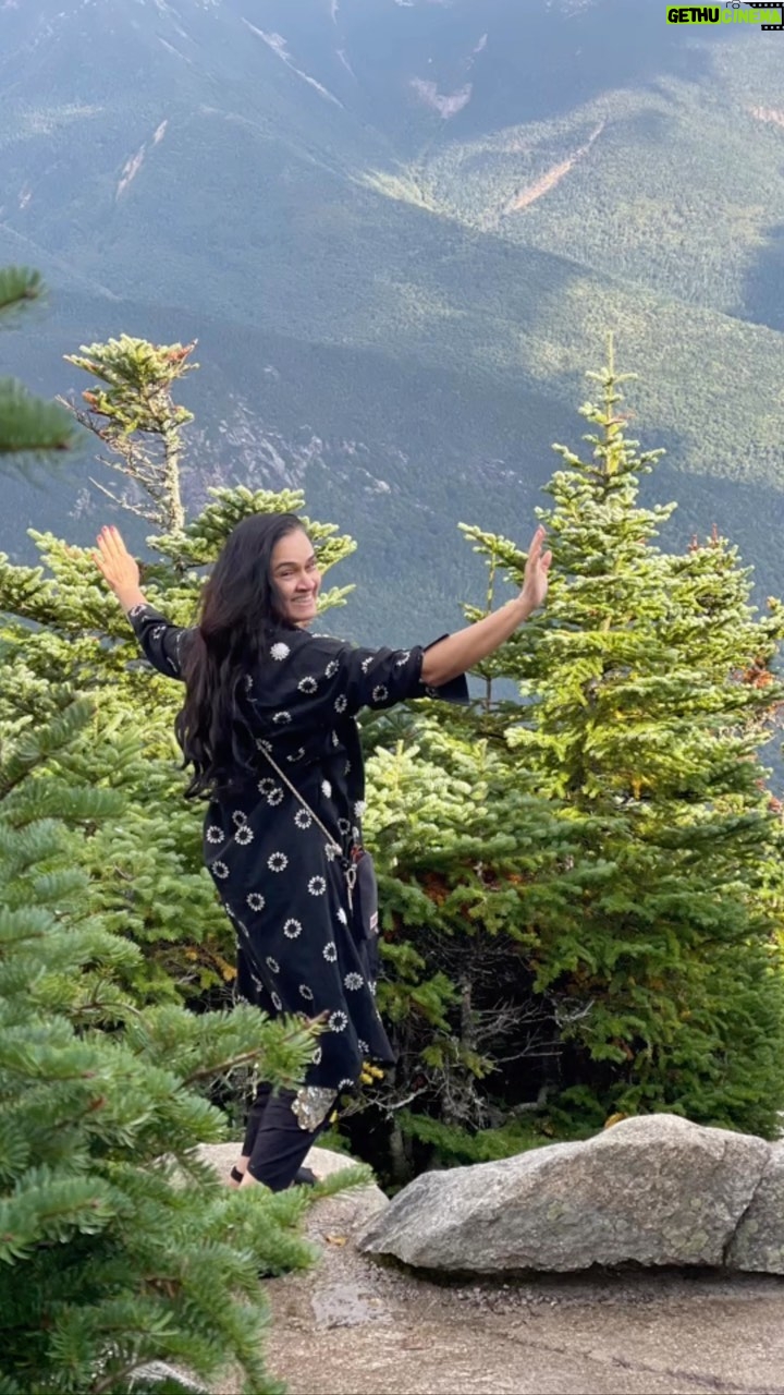 Padmini Kolhapure Instagram - Tez #baarish in Mumbai ☔️🌧 @dhamakarecords 👌 yahaan bhi iss gaane ka mazaa ayaa up in the mountains