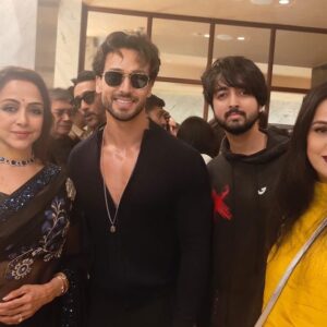 Padmini Kolhapure Instagram - Oh I love my selfies ☺️ 
So happy to see so much love for Jackie and Tiger 😍 
All the best @tigerjackieshroff for #ganapath 🤗
In frame 
@dreamgirlhemamalini 
@apnabhidu 
@madhuridixitnene 
@drneneofficial 
@priyaankksharma