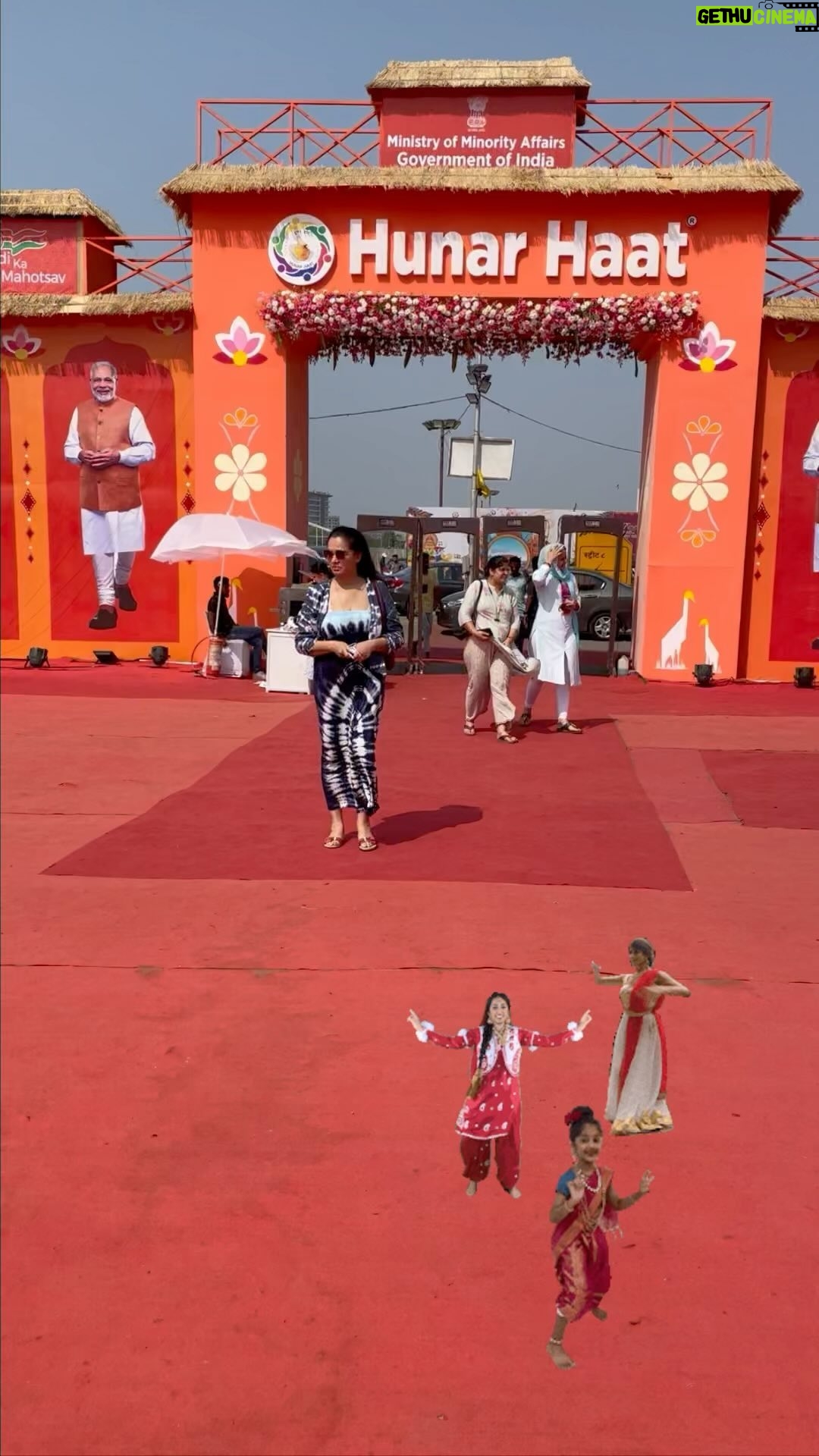 Padmini Kolhapure Instagram - This was truly wow ๐ฏ #hunarhaat donโt miss this #mumbai #vocal4local you name it itโs there #atmanirbharbharat #amritmahotsav #handcrafted #vintage #indianartisans #streetfood ๐ ๐