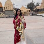 Padmini Kolhapure Instagram – Har Har Mahadev 🙏🙏🙏
Sohhh many people throng to take blessings here 🙏 1 of the 12 Jyotirlings , Dakshin Mukhi , Swayambhu 🙇‍♀️ 
Kya Aap bhi gaye hain !?