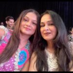 Padmini Kolhapure Instagram - Fun with @tejukolhapure Watch till end she runs away from the limelight About #lastevening @payalsinghal show 👏👏👏 faaab show with @imouniroy @lakmefashionwk @jioworldconventioncentre state of the art 👌