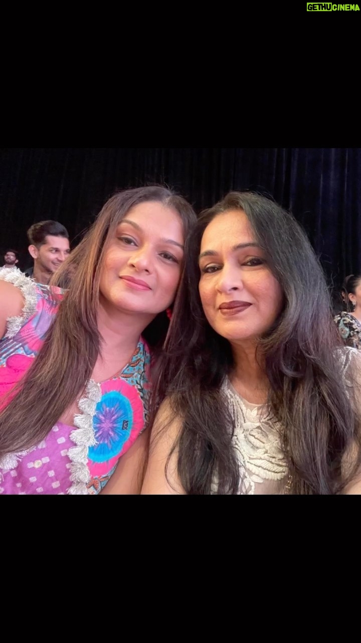 Padmini Kolhapure Instagram - Fun with @tejukolhapure Watch till end she runs away from the limelight About #lastevening @payalsinghal show 👏👏👏 faaab show with @imouniroy @lakmefashionwk @jioworldconventioncentre state of the art 👌