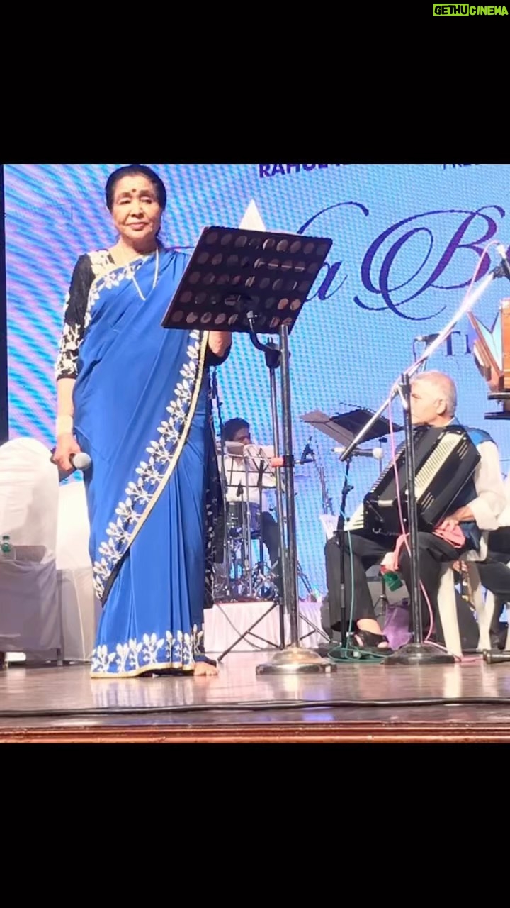 Padmini Kolhapure Instagram - Happy birthdayyyy my laadki @asha.bhosle the ultimate #rockstar keep entertaining us πKeep smiling βΊοΈ stay blessed Asha Atya π I love you πππ
