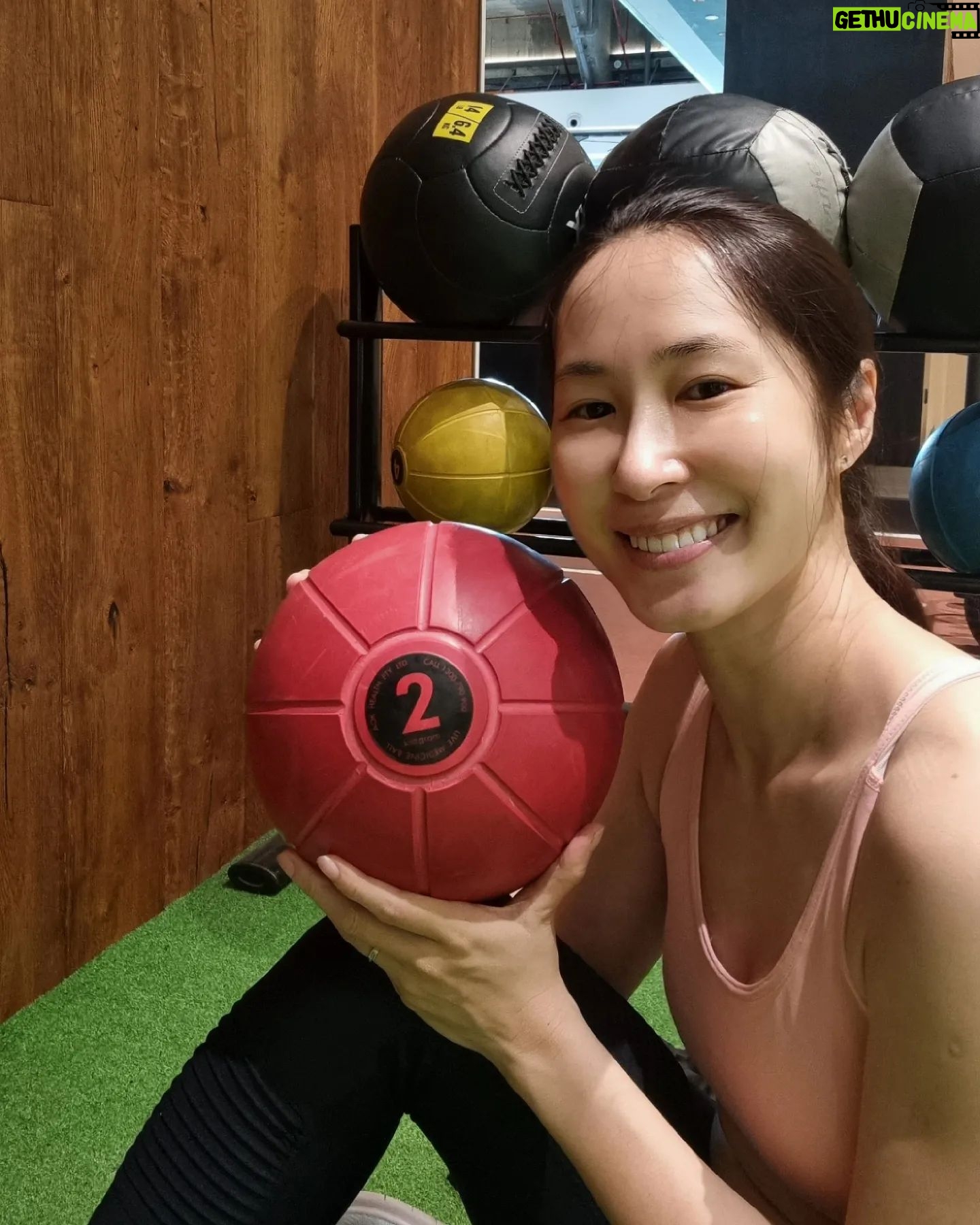 Paige Chua - 2.3K Likes - Any one remember having the medicine ball as part of your training regime?
It is something most netball girls dread.
Such a chore but the netball sure feels lighter afterwards....
#netballmemories #netballgirl