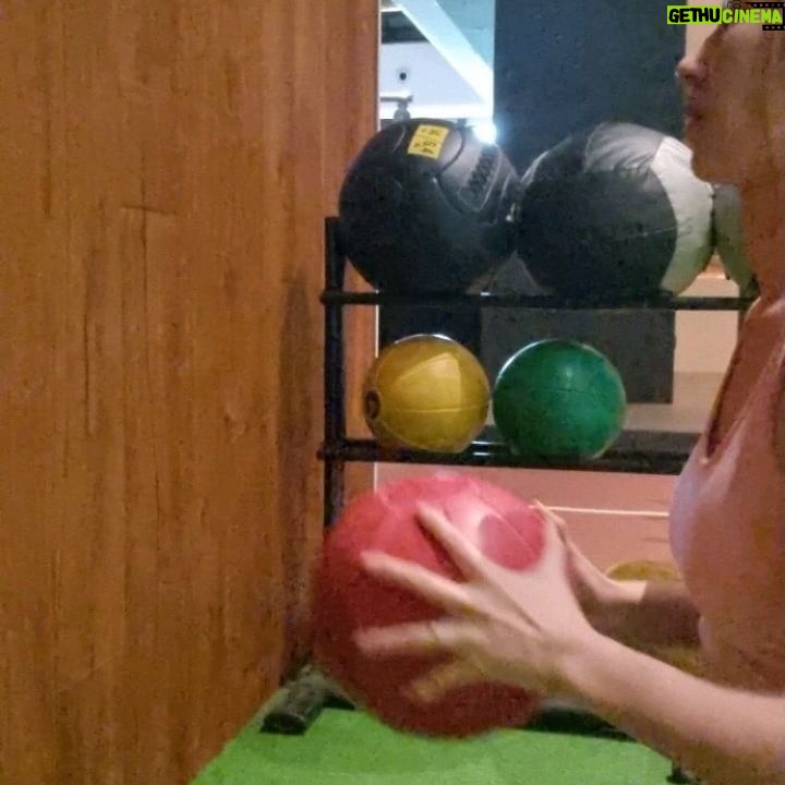 Paige Chua - 2.3K Likes - Any one remember having the medicine ball as part of your training regime?
It is something most netball girls dread.
Such a chore but the netball sure feels lighter afterwards....
#netballmemories #netballgirl