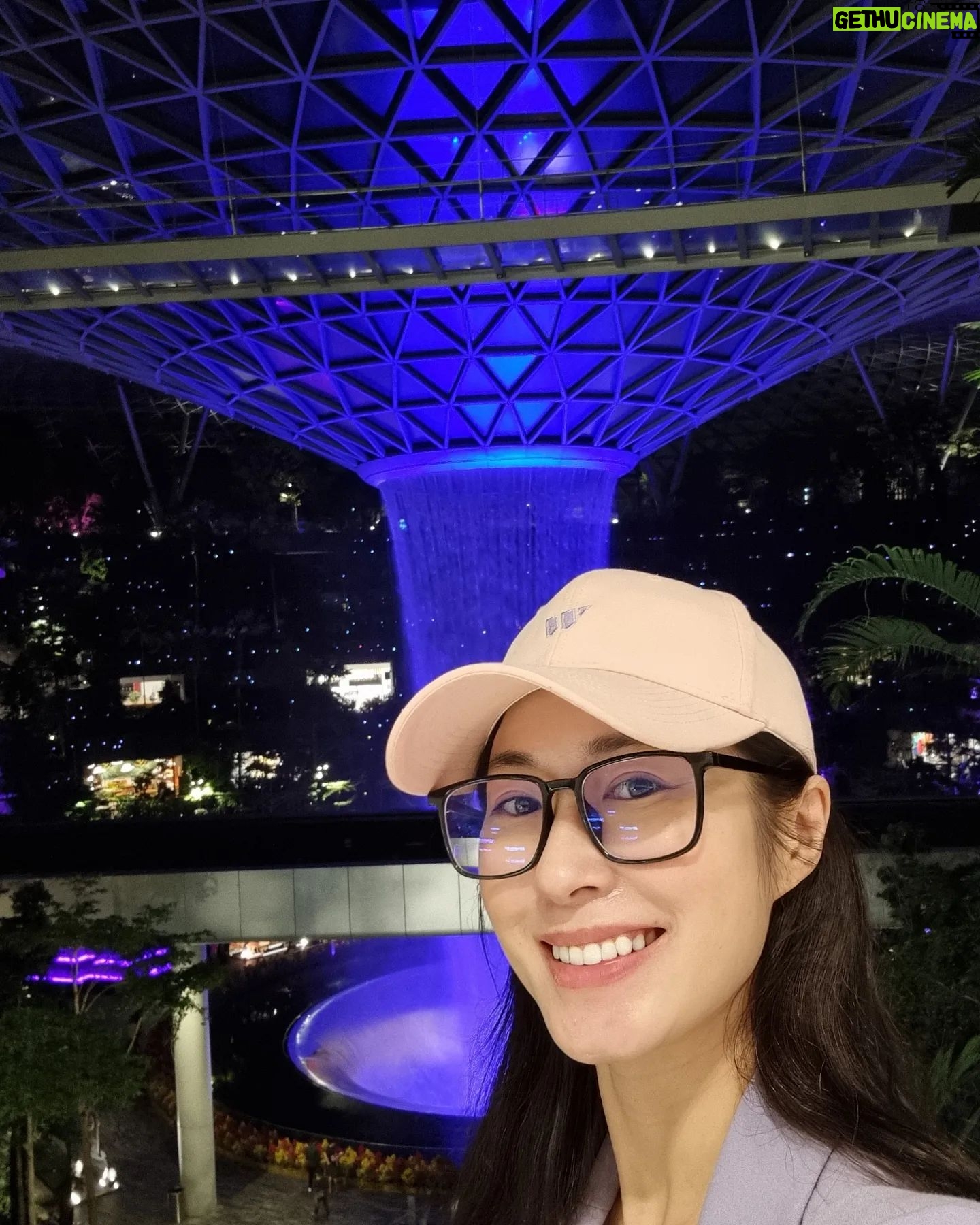 Paige Chua - 2.5K Likes - U can 🏔🐢 me all u like... but this is the first time I've been to Jewel with the vortex , lights and the buzz fully in action.
I was late to the party the last time I was there, n most things were shut.
The structure behind me is truly an incredible feat of engineering.🤩