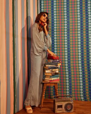 Pallavi Das Instagram - Retro feels 🕺 
…
For @sandhyashah.shah 
📸 @tanvigvora 
HMU @makeup_renuka 
Styled by @jhanvi_pallicha