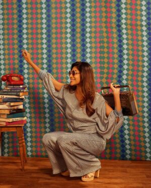 Pallavi Das Instagram - Retro feels 🕺 
…
For @sandhyashah.shah 
📸 @tanvigvora 
HMU @makeup_renuka 
Styled by @jhanvi_pallicha
