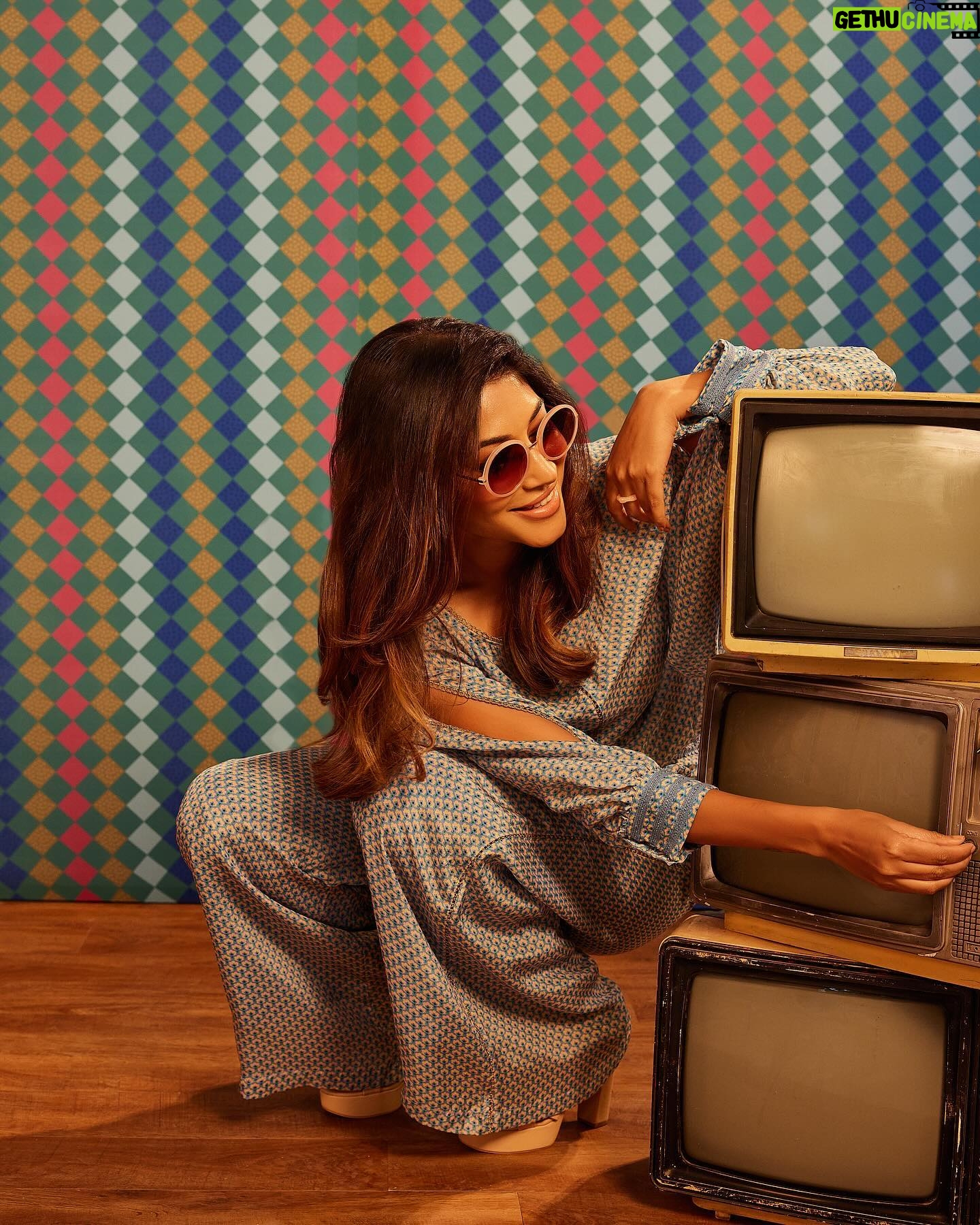 Pallavi Das - 3 Likes - Retro feels 🕺
…
For @sandhyashah.shah
📸 @tanvigvora
HMU @makeup_renuka
Styled by @jhanvi_pallicha