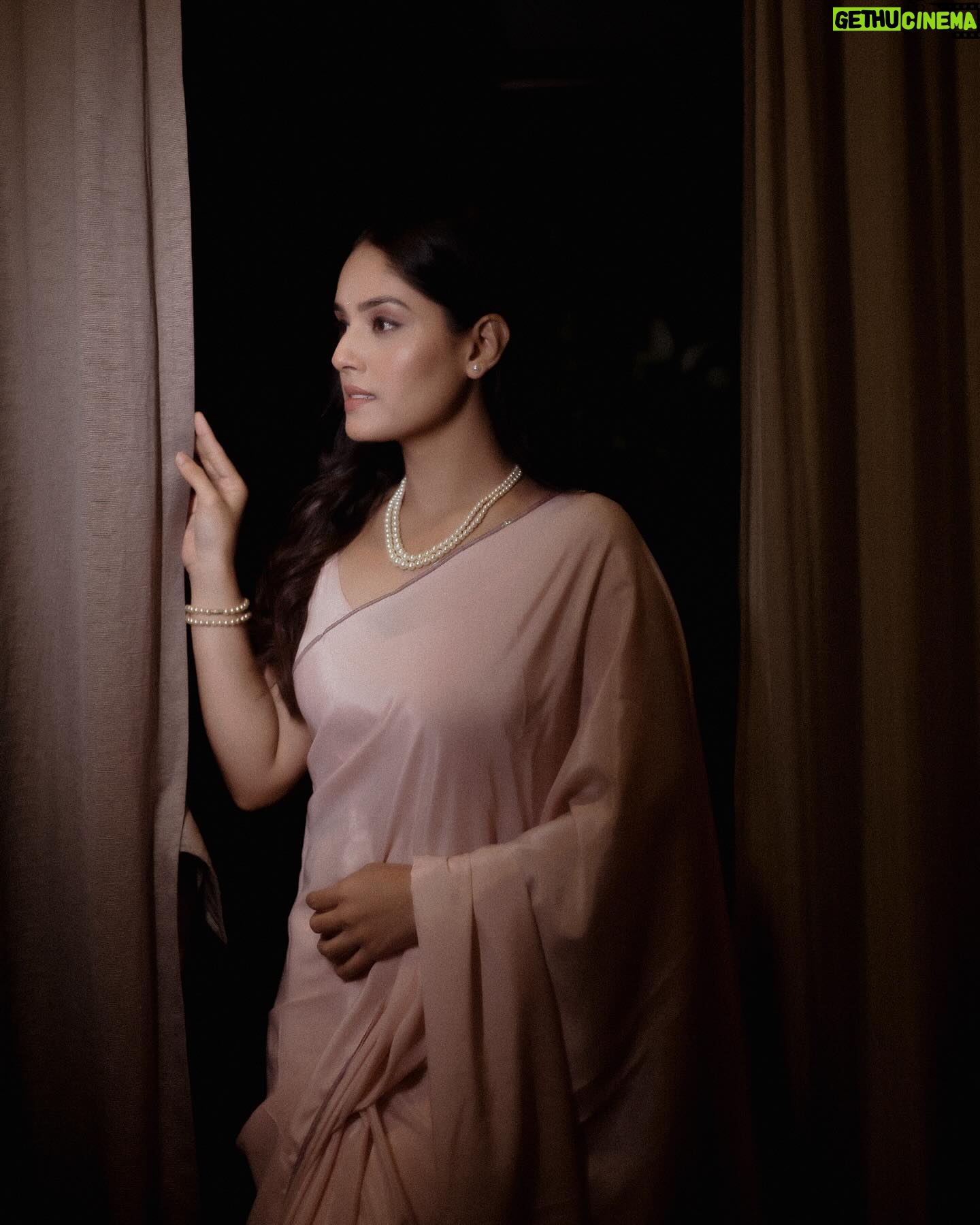 Pallavi Patil Instagram - 🕊️🕊️🕊️ . . Styled by @mahamsarfaraj Hair Makeup by @shwetamoremakeovers Video by @rohitographs @pixel.by.sai . . #pinksaree #pearls #pallavipatil