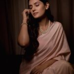 Pallavi Patil Instagram – 🕊️🕊️🕊️
.
.
Styled by @mahamsarfaraj 
Hair Makeup by @shwetamoremakeovers 
Video by @rohitographs @pixel.by.sai
.
.
#pinksaree #pearls #pallavipatil