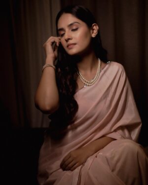 Pallavi Patil Instagram - 🕊️🕊️🕊️
.
.
Styled by @mahamsarfaraj 
Hair Makeup by @shwetamoremakeovers 
Video by @rohitographs @pixel.by.sai
.
.
#pinksaree #pearls #pallavipatil