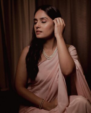 Pallavi Patil Instagram - 🕊️🕊️🕊️
.
.
Styled by @mahamsarfaraj 
Hair Makeup by @shwetamoremakeovers 
Video by @rohitographs @pixel.by.sai
.
.
#pinksaree #pearls #pallavipatil