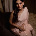 Pallavi Patil Instagram – 🕊️🕊️🕊️
.
.
Styled by @mahamsarfaraj 
Hair Makeup by @shwetamoremakeovers 
Video by @rohitographs @pixel.by.sai
.
.
#pinksaree #pearls #pallavipatil