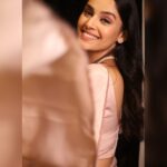 Pallavi Patil Instagram – 🕊️🕊️🕊️
.
.
Styled by @mahamsarfaraj
Hair Makeup by @shwetamoremakeovers
Video by @rohitographs @pixel.by.sai
.
.
#oldsong #loveoldsongs #pinksaree #pearls #pallavipatil