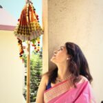 Pallavi Patil Instagram - “ गुलाबी साड़ी आणि लाली लाल लाल “ trending song टाकायला हवं होतं का ??😉😁 असो . गुढीपाडवा व मराठी नवीन वर्षाच्या हार्दिक शुभेच्छा ☺️ . . #gudhipadwa #2024 #loveforourfestivals #saree #traditional #pallavipatil