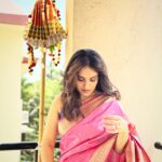 Pallavi Patil Instagram - “ गुलाबी साड़ी आणि लाली लाल लाल “ trending song टाकायला हवं होतं का ??😉😁 असो . गुढीपाडवा व मराठी नवीन वर्षाच्या हार्दिक शुभेच्छा ☺️ . . #gudhipadwa #2024 #loveforourfestivals #saree #traditional #pallavipatil