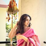 Pallavi Patil Instagram - “ गुलाबी साड़ी आणि लाली लाल लाल “ trending song टाकायला हवं होतं का ??😉😁 असो . गुढीपाडवा व मराठी नवीन वर्षाच्या हार्दिक शुभेच्छा ☺️ . . #gudhipadwa #2024 #loveforourfestivals #saree #traditional #pallavipatil