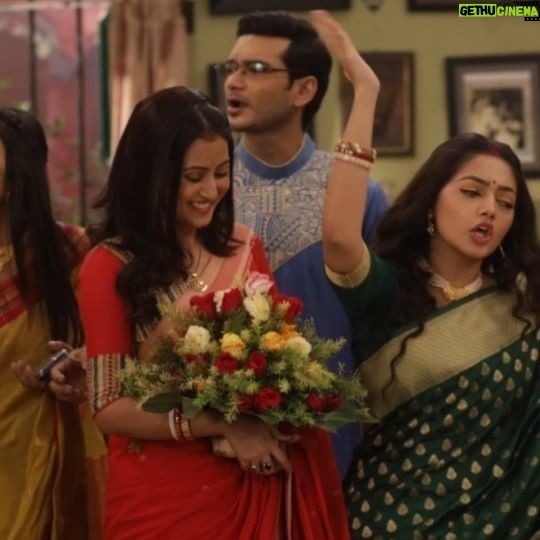 Pallavi Sharma Instagram - "নিম ফুলের মধু"-তে দেখুন এক ঘন্টার বিবাহবার্ষিকী পর্ব, আজ @ 7:30pm শুধুমাত্র #ZeeBangla-র পর্দায়। #NeemPhulerModhu #ZBReels #ZbrNov23 #ZeeOnTheGoReels
