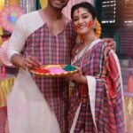 Pallavi Sharma Instagram - "নিম ফুলের মধু"-তে দেখুন দত্তবাড়ির সাথে জোড়াবাড়ির মহামিলনের দোল, আজ @ 8:00pm - 9:30pm শুধুমাত্র #ZeeBangla-র পর্দায়। #NeemPhulerModhu #ZBReels #ZeeOnTheGoReels #ZbrMar24