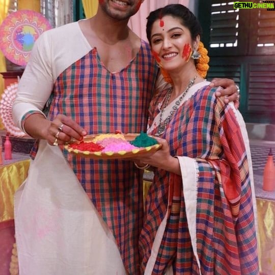 Pallavi Sharma Instagram - "নিম ফুলের মধু"-তে দেখুন দত্তবাড়ির সাথে জোড়াবাড়ির মহামিলনের দোল, আজ @ 8:00pm - 9:30pm শুধুমাত্র #ZeeBangla-র পর্দায়। #NeemPhulerModhu #ZBReels #ZeeOnTheGoReels #ZbrMar24