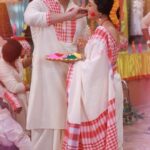 Pallavi Sharma Instagram - "নিম ফুলের মধু"-তে দেখুন দত্তবাড়ির সাথে জোড়াবাড়ির মহামিলনের দোল, আগামীকাল @ 8:00pm - 9:30pm শুধুমাত্র #ZeeBangla-র পর্দায়। #NeemPhulerModhu #ZBReels #ZeeOnTheGoReels #ZbrMar24
