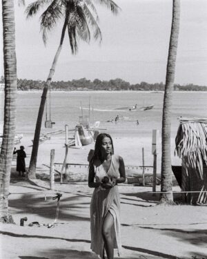 Paloma Monnappa Instagram - Arugam bay, Sri Lanka 🌴 Year 2023 - shot on film 📸 with the gorgeous @beatricegilbophotography 
.
.
.
.
.
.
.
.
.
.
#arugambay #srilanka #film #filmphotography #blackandwhite #shotonfilm #filmisnotdead #eastcoast