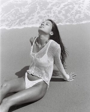 Paloma Monnappa Instagram - Sunny ☀️ Mornings shot on film 🎞️ with @beatricegilbophotography on the East Coast 🌊
.
.
.
.
.
#arugambay #srilanka #film #filmphotography #blackandwhite #shotonfilm #filmisnotdead #eastcoast