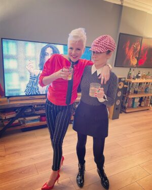 Pamela Spence Instagram - Bazen en güzel eğlenceler uzundur adam gibi sohbet edemediğin görüşemediğin dostlarla sevgi dolu geçer🥰🥰 @selmamoglu ve o görüşmeler bi tanesi💕 aşşk @alikml34 evinde gerçekleşir🥰.. biz yeni yıla herşeye rağmen tatlı girdik💕💕