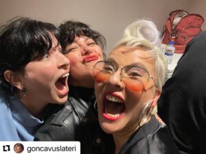 Pamela Spence Instagram - #Repost @goncavuslateri 
Dün gece @zorlu_psm @metalupyoass (Can Şengün ile Sıkı Fıkı) progamına gittik sevgili @drayhankalyoncu ve @pishacha ile. Muhteşem bir Fuat Güner gecesi oldu. Konuklarla birlikte muazzam uçtuk, eğlendik.. Ben yine kendi kızlarımı gördüm: @ozgefiskin ve @pembekeci .. olanlar oldu fotoğrafta göreceğiniz gibi💓🤪 

Bu muhteşem gece için @fedige sana çok teşekkür ederiz! İyi ki böyle bir konsepti yarattınız. Harika bir hediye verdiniz.. sen iyi ki varsın🧚🏻‍♀️🌺