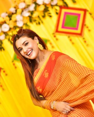Pamela Mandal Instagram - Haldi- Golden vibes and Haldi Dreams!! Ultimate symbol of Love and Blessings… 😍😍😍 
 
#saree #haldi #haldiceremony #frindship #fashion #goodvibes #family #festival #sareelove 

Cotton handloom beautiful, yellow saree for orders Whatsaap8097176003