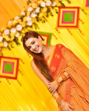 Pamela Mandal Instagram - Haldi- Golden vibes and Haldi Dreams!! Ultimate symbol of Love and Blessings… 😍😍😍 
 
#saree #haldi #haldiceremony #frindship #fashion #goodvibes #family #festival #sareelove 

Cotton handloom beautiful, yellow saree for orders Whatsaap8097176003