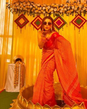 Pamela Mandal Instagram - Haldi- Golden vibes and Haldi Dreams!! Ultimate symbol of Love and Blessings… 😍😍😍 
 
#saree #haldi #haldiceremony #frindship #fashion #goodvibes #family #festival #sareelove 

Cotton handloom beautiful, yellow saree for orders Whatsaap8097176003