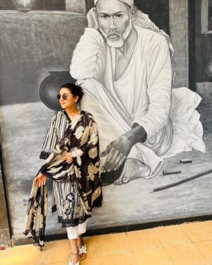 Pamela Mandal Instagram - Shirdi Sai Baba k Jai🙏🌹

#siridisaibaba🙏 #siridi #omsairam🙏 #blessed #darsan #divotionaltime #travel #omsai #