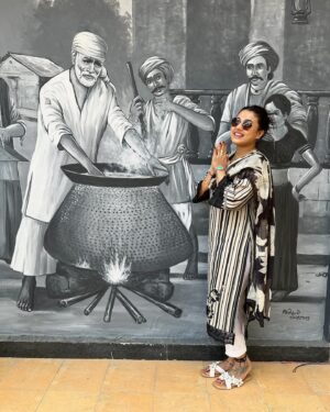 Pamela Mandal Instagram - Shirdi Sai Baba k Jai🙏🌹

#siridisaibaba🙏 #siridi #omsairam🙏 #blessed #darsan #divotionaltime #travel #omsai #