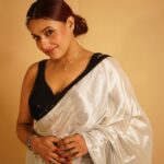 Pamela Mandal Instagram - Tissu zardoushi hand work saree for orders WhatsApp 8097176003 #saree #sareelove #festiwal #diwali#sareelove #saree collection#bridalsarees