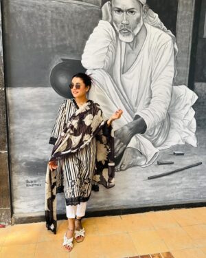 Pamela Mandal Instagram - Shirdi Sai Baba k Jai🙏🌹

#siridisaibaba🙏 #siridi #omsairam🙏 #blessed #darsan #divotionaltime #travel #omsai #