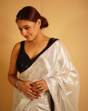 Pamela Mandal Instagram - Tissu zardoushi hand work saree for orders WhatsApp 8097176003
#saree #sareelove #festiwal #diwali#sareelove #saree collection#bridalsarees