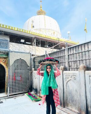 Pamela Mandal Instagram - Felling blessed

#ajmir #dargah #jaipur #instagood #instagram #bts #lifestyle #traveling #roseday #blessed