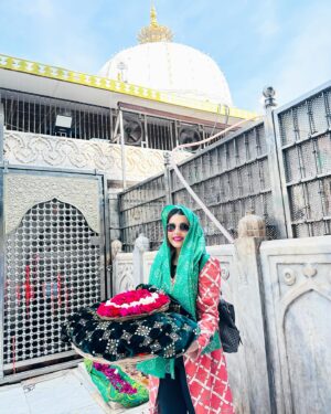 Pamela Mandal Instagram - Felling blessed

#ajmir #dargah #jaipur #instagood #instagram #bts #lifestyle #traveling #roseday #blessed