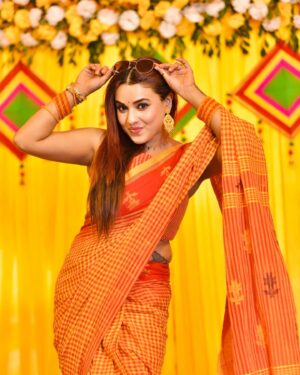 Pamela Mandal Instagram - Haldi- Golden vibes and Haldi Dreams!! Ultimate symbol of Love and Blessings… 😍😍😍 
 
#saree #haldi #haldiceremony #frindship #fashion #goodvibes #family #festival #sareelove 

Cotton handloom beautiful, yellow saree for orders Whatsaap8097176003