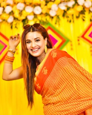 Pamela Mandal Instagram - Haldi- Golden vibes and Haldi Dreams!! Ultimate symbol of Love and Blessings… 😍😍😍 
 
#saree #haldi #haldiceremony #frindship #fashion #goodvibes #family #festival #sareelove 

Cotton handloom beautiful, yellow saree for orders Whatsaap8097176003