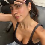 Pamela Sambrano Instagram – Se me juntó vivir en 🇪🇨 y ser mujer 👩🏻
Por qué les digo esto? Porque después de lo que sucedió el 9 de Enero, he estado comiendo dulces, grasas, chatarra, no he tenido energía casi para nada y peor para entrenar. Estuve con altibajos en el estado de ánimo. Cuando ya me di cuenta decidí ver el calendario y claro, me iba a llegar la regla. 
Como cada vez voy aprendiendo más a vivir bien, en mi cuerpo y mi cabeza, ya no me detengo, simplemente sigo con mi vida, con mi trabajo y mis obligaciones. (Toca esforzarse más porque sino puedes perder tu trabajo, tu $ o más cosas, y obvio eso no queremos)
Entrenar hoy fue un aliciente, porque ya atravesé “la ola”.
Qué sucede? 
Cuando te han diagnostica algún trastorno, sea depresivo, ansiedad, o bipolaridad (como es mi caso) etc etc, las situaciones se viven diferente. Lo que para una persona es un miedo que dura dos días, para otros eso se extiende, dura un poco más, o se siente más intenso. No es porque no ponemos de nuestra parte, así funciona nuestro cerebro, por ahora.
Entonces la regla, cuando se tiene un trastorno, te agarra DURÍSIMO mentalmente, luego les comento sobre esto, porque ya tengo mi sistema para vivir bien o sobrevivirle a esos días jajaja
Por eso es que lo que sucedió ese Martes en el país provocó emociones en mí que se intensificaron con la regla y tuve estos altibajos en el estado de ánimo. Sin darme cuenta recurrí a la comida “para premiarme”, sobre esto, estoy aprendiendo. Ir al nutricionista me ha enseñado muchas cosas, a revisar mis hábitos alimenticios y así ando 🤯🤯🤯 pero esa es otra conversación. 
En todo caso, he hecho todo para surfear la ola y me ha ido bien. No fue desastroso, estos últimos 3 días he sentido la regulación en mi cabeza y en mi estado de ánimo y eso me motiva.
Mensaje: La vida es así, no la podemos cambiar. 
Los diagnósticos no nos definen, si nos hacemos responsables, todo mejora.
Ecuador es invivible, pero toca sobrevivir porque no nacimos en Alemania.
Cuídense mucho y revisen los links del ARCSA para que no coman plomo. Luego ni sabemos por qué estamos enfermos 🤷🏻‍♀️
(Les dejo el link en historias)
Byeee 💓
Envíaselo a quién lo necesite.