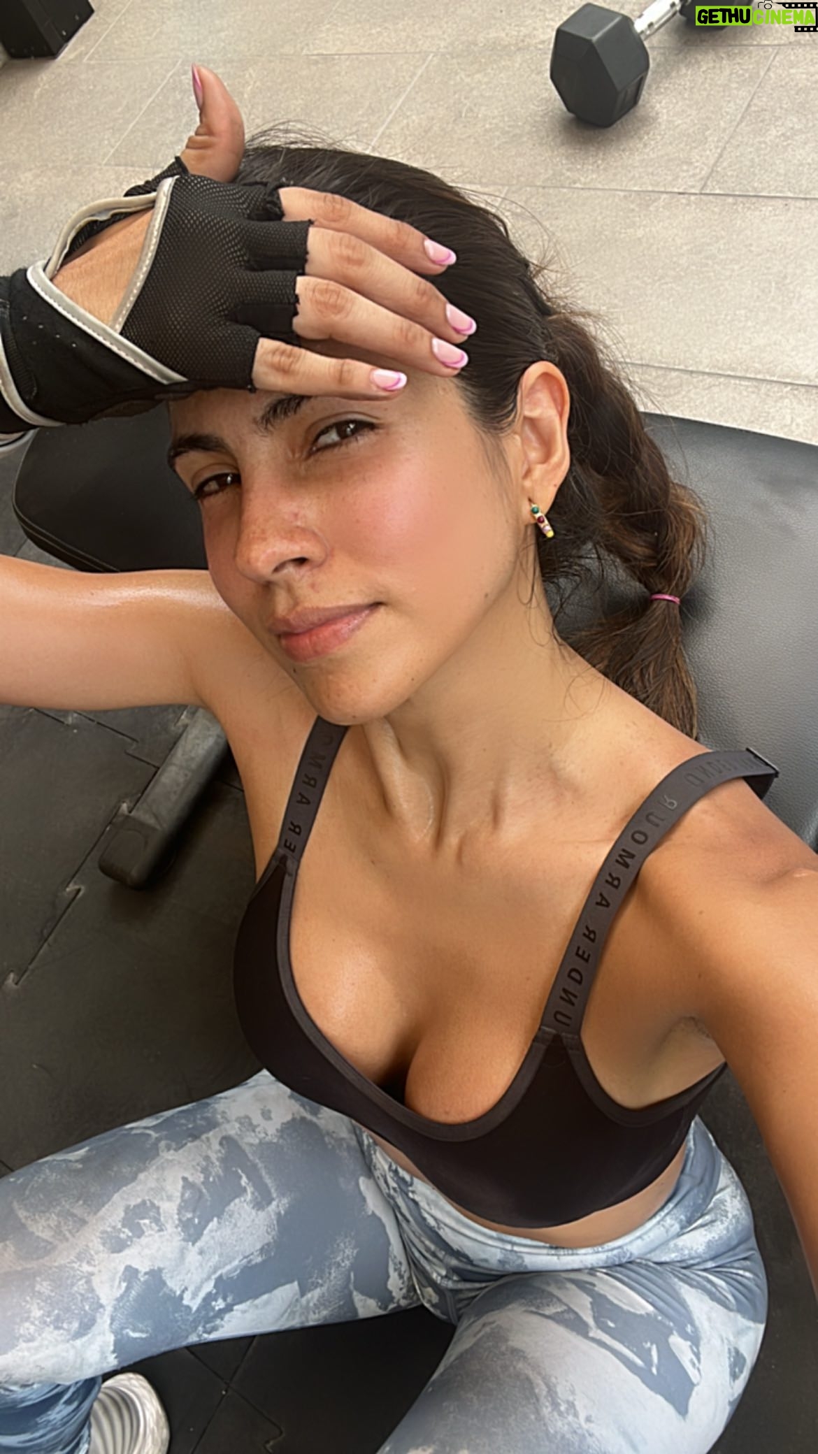 Pamela Sambrano Instagram - Se me juntó vivir en 🇪🇨 y ser mujer 👩🏻 Por qué les digo esto? Porque después de lo que sucedió el 9 de Enero, he estado comiendo dulces, grasas, chatarra, no he tenido energía casi para nada y peor para entrenar. Estuve con altibajos en el estado de ánimo. Cuando ya me di cuenta decidí ver el calendario y claro, me iba a llegar la regla. Como cada vez voy aprendiendo más a vivir bien, en mi cuerpo y mi cabeza, ya no me detengo, simplemente sigo con mi vida, con mi trabajo y mis obligaciones. (Toca esforzarse más porque sino puedes perder tu trabajo, tu $ o más cosas, y obvio eso no queremos) Entrenar hoy fue un aliciente, porque ya atravesé “la ola”. Qué sucede? Cuando te han diagnostica algún trastorno, sea depresivo, ansiedad, o bipolaridad (como es mi caso) etc etc, las situaciones se viven diferente. Lo que para una persona es un miedo que dura dos días, para otros eso se extiende, dura un poco más, o se siente más intenso. No es porque no ponemos de nuestra parte, así funciona nuestro cerebro, por ahora. Entonces la regla, cuando se tiene un trastorno, te agarra DURÍSIMO mentalmente, luego les comento sobre esto, porque ya tengo mi sistema para vivir bien o sobrevivirle a esos días jajaja Por eso es que lo que sucedió ese Martes en el país provocó emociones en mí que se intensificaron con la regla y tuve estos altibajos en el estado de ánimo. Sin darme cuenta recurrí a la comida “para premiarme”, sobre esto, estoy aprendiendo. Ir al nutricionista me ha enseñado muchas cosas, a revisar mis hábitos alimenticios y así ando 🤯🤯🤯 pero esa es otra conversación. En todo caso, he hecho todo para surfear la ola y me ha ido bien. No fue desastroso, estos últimos 3 días he sentido la regulación en mi cabeza y en mi estado de ánimo y eso me motiva. Mensaje: La vida es así, no la podemos cambiar. Los diagnósticos no nos definen, si nos hacemos responsables, todo mejora. Ecuador es invivible, pero toca sobrevivir porque no nacimos en Alemania. Cuídense mucho y revisen los links del ARCSA para que no coman plomo. Luego ni sabemos por qué estamos enfermos 🤷🏻♀️ (Les dejo el link en historias) Byeee 💓 Envíaselo a quién lo necesite.