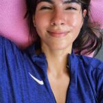 Pamela Sambrano Instagram - Sobre los bajones de energía cuando se tiene bipolaridad, en mi caso tipo 2, lo que digo acá es de una forma muy general, y basado en mi experiencia personal. Sin embargo cabe recalcar, que si tienes un bajón de energía sea por lo que sea, es bueno que escuches tu cuerpo, que no te detengas pero que sí cambies el ritmo y quizás el camino de lo que estás haciendo en esos días. Siempre les pediré que si es que tienen una sugerencia de tema, del que quieran hablar o escuchar, me lo escriban acá en comentarios. Si has visto estos comportamientos en alguna amiga/ amigo/ familiar échale ojo al piojo, bien puede ser estrés, como puede ser alguna consecuencia de algún estado mental al que haya que prestar atención. #saludmental #mentalhealth #bipolar