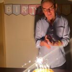 Pamela Sambrano Instagram – 1- 3 de Febrero 🎂
2- Sambranos con S
3- Canta!! Que ya se prendió la vela.
4- Pictionary: “Ir a ciegas”
5- Piñata o galleta?
6- Happy Happy Happy
7- Seres de Luz.
8- Les traigo paz
9- Tropa completa
10- Bicos jis jansom
El 2024 fue el cumpleaños de los juegos.
El 2023 fue el “significativo” (un comentario preguntando por esto y les cuento diciendo: “ya que todos ustedes me preguntaron por el cumple de mi papi… jajajaja )