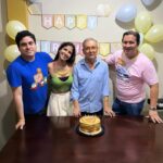 Pamela Sambrano Instagram – 1- 3 de Febrero 🎂
2- Sambranos con S
3- Canta!! Que ya se prendió la vela.
4- Pictionary: “Ir a ciegas”
5- Piñata o galleta?
6- Happy Happy Happy
7- Seres de Luz.
8- Les traigo paz
9- Tropa completa
10- Bicos jis jansom
El 2024 fue el cumpleaños de los juegos.
El 2023 fue el “significativo” (un comentario preguntando por esto y les cuento diciendo: “ya que todos ustedes me preguntaron por el cumple de mi papi… jajajaja )